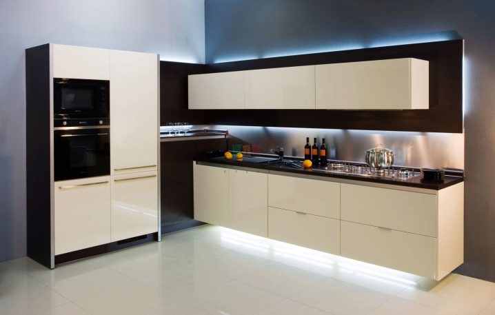 Дизайн кухни площадью 8 кв. метров с холодильником