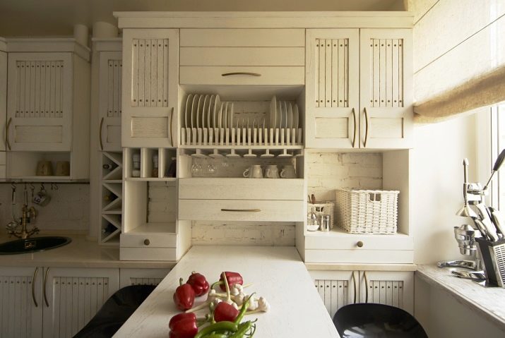Дизайн маленькой кухни площадью 4 кв. м с холодильником