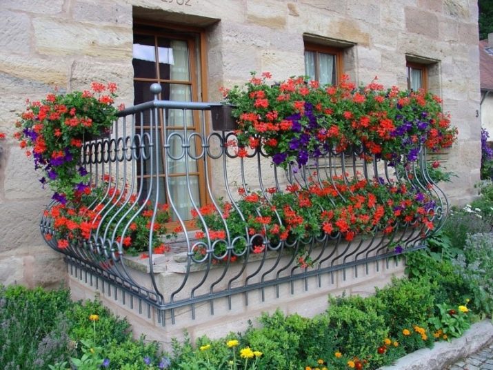 Дизайн с цветами на балконе