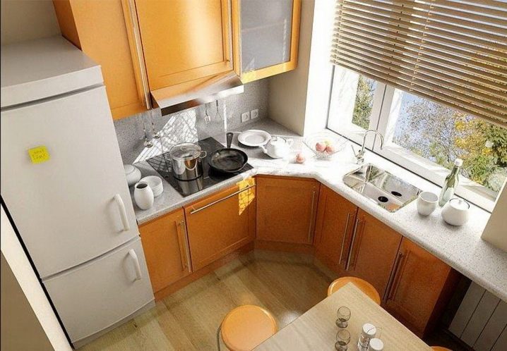 Маленькая кухня площадью 5 кв. м с холодильником