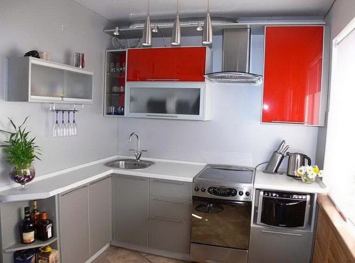 Маленькая кухня площадью 5 кв. м с холодильником