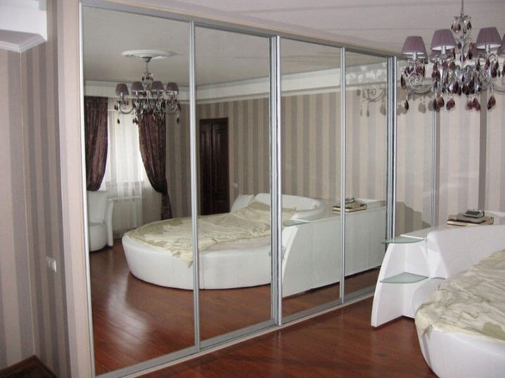 Шкаф-купе с зеркалом в спальню