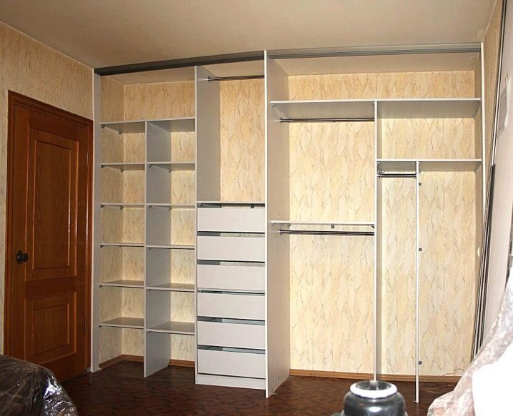 Встроенный шкаф-купе в спальне