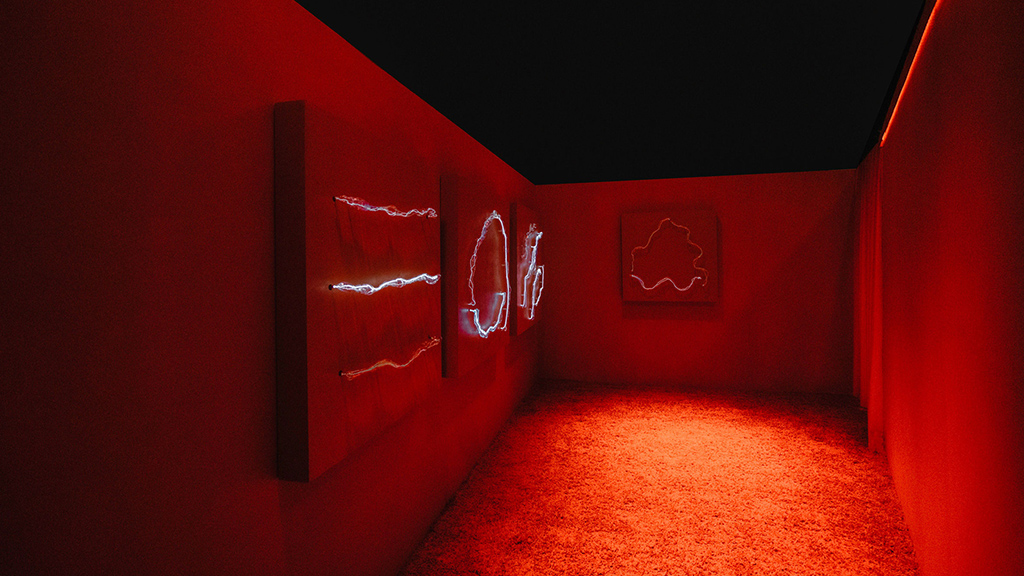 Studio Swine создали световые объекты из плазмы и тумана