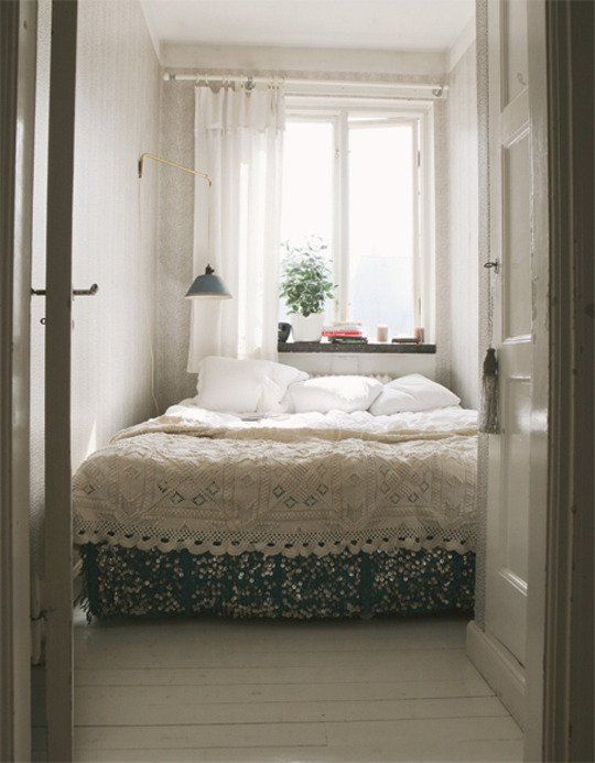 узкая спальная комната фото