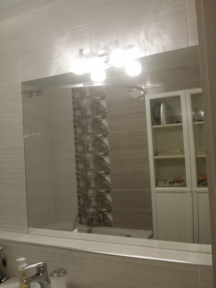 Как повесить зеркало в ванной на плитку