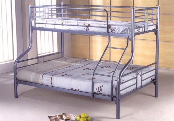 Особенности и преимущества металлической двухъярусной кровати