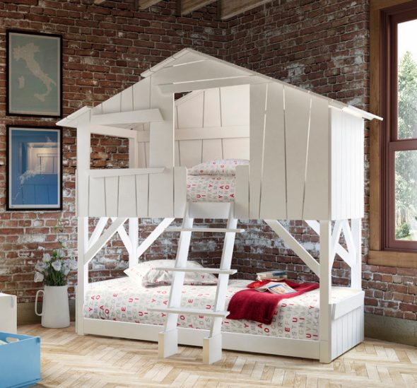 Двухъярусная кровать с двумя спальными местами в виде домика