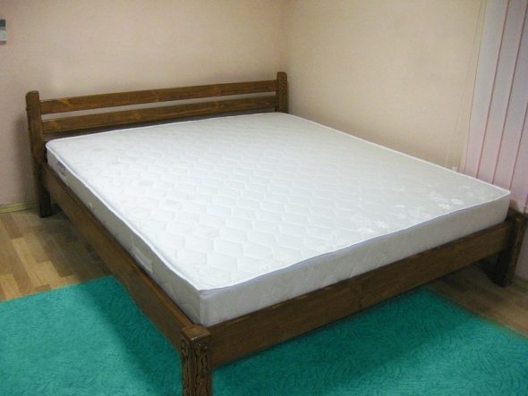 Двуспальный матрас на широкой кровати