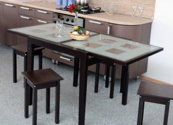 Кухонные раскладные столы различных форм