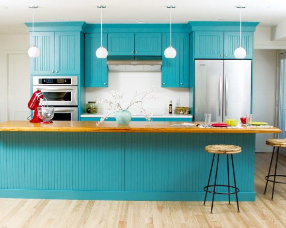 Кухонный гарнитур бирюзового цвета в сочетании со светлыми стенами и полом