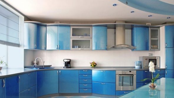 Кухонный гарнитур сине-голубого цвета