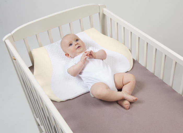 наклонная подушка для новорожденного