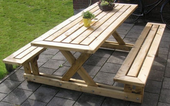 Садовый стол из дерева со скамейками