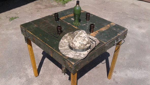 Складной стол для пикника своими руками из армейского ящика