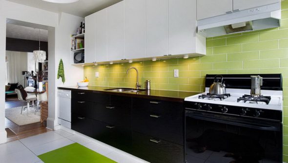 Сочетание зелёного, белого, чёрного цвета кухонного гарнитура в интерьере кухни