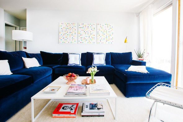 красивый синий диван