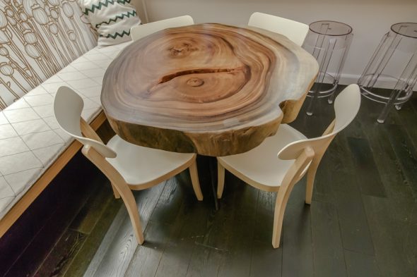 круглый стол из спила дерева