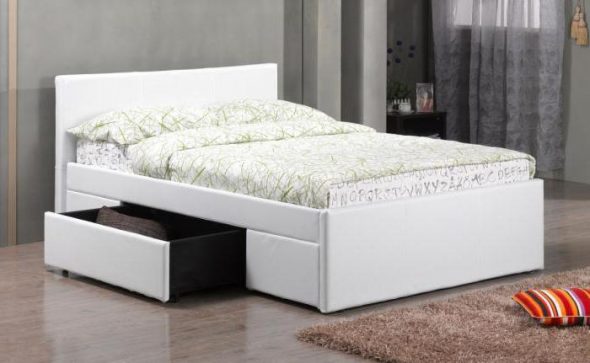 белая двуспальная кровать с ящиками для хранения