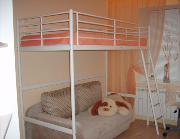 Белая металлическая кровать-чердак в интерьере комнаты