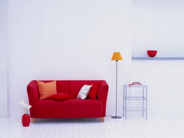 белые стены красный диван