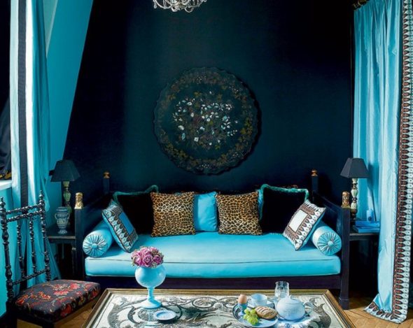 бирюзовый диван в синем интерьере