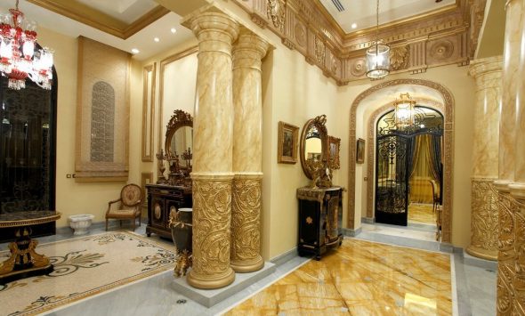 Богатый интерьер в стиле барокко, напоминающий дворец с роскошными колоннами