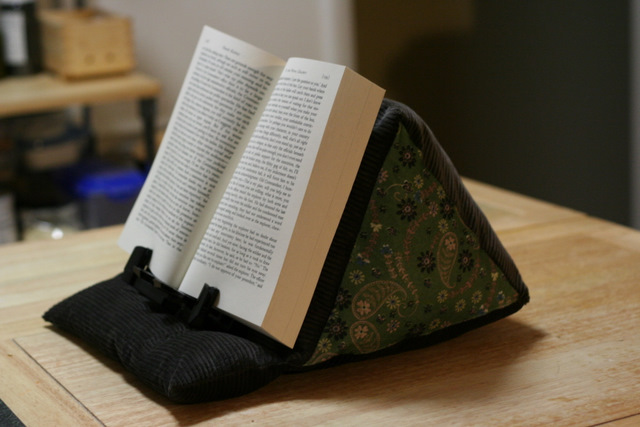 подставка держатель для книг подушка
