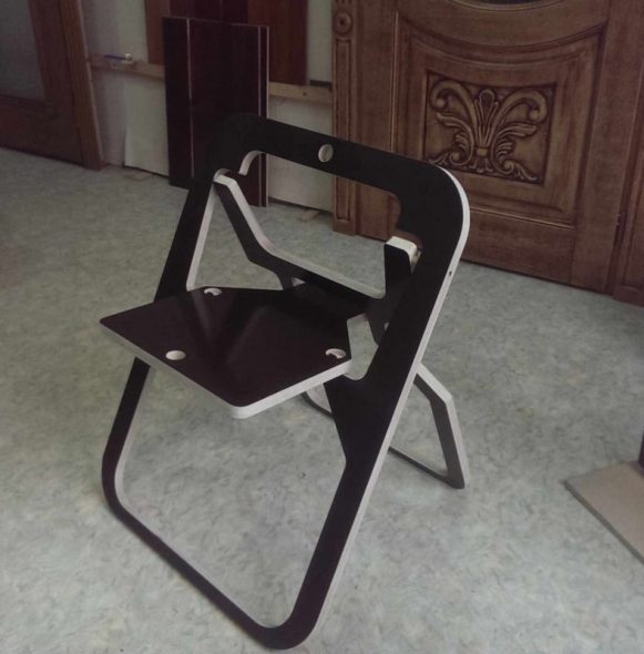 черный складной стул