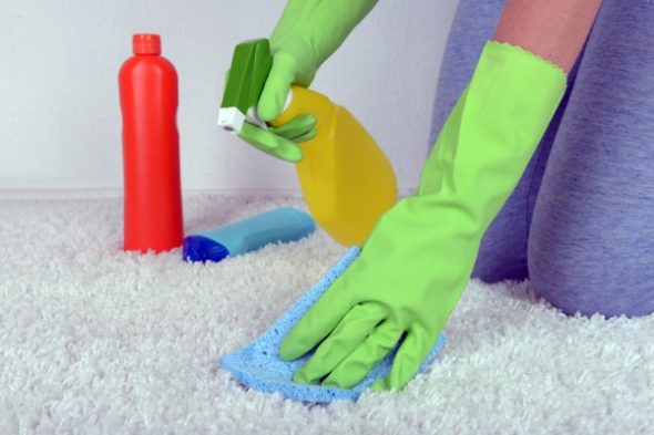 чистка мебели в перчатках