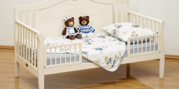 детская кроватка с бортиками и ламелями