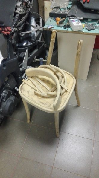 Демонтаж частей стула 