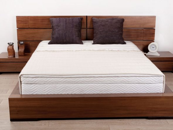 Деревянная двухспальная кровать из ольхи