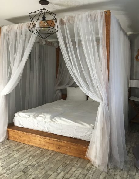 Деревянная кровать с легким балдахином