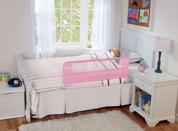 белая детская кровать с бортиком