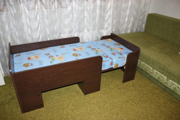Детская раздвижная кровать из ДСП