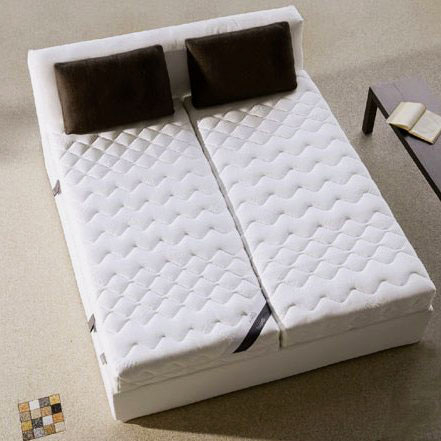 Двуспальная кровать с двумя матрасами