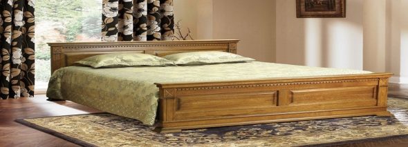 Двухспальная деревянная кровать