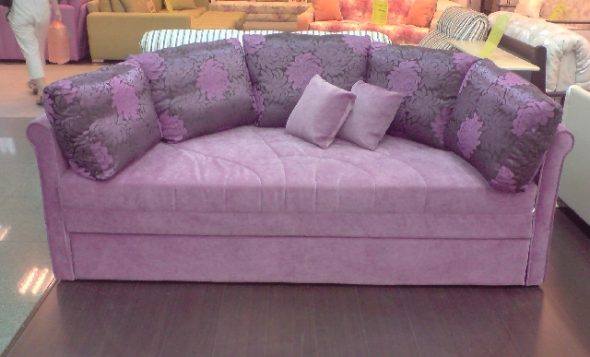 Фиолетовый диван-кровать в собранном виде