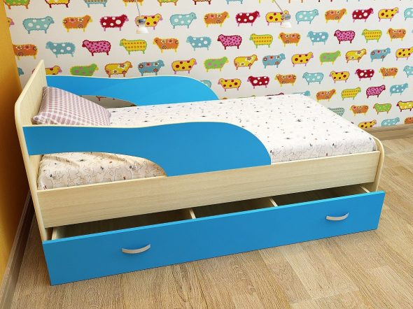 кровать с синими бортиками в детскую