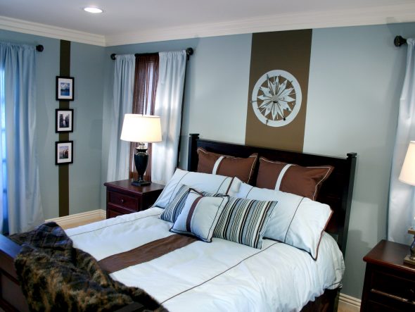 голубая спальня с коричневой мебелью