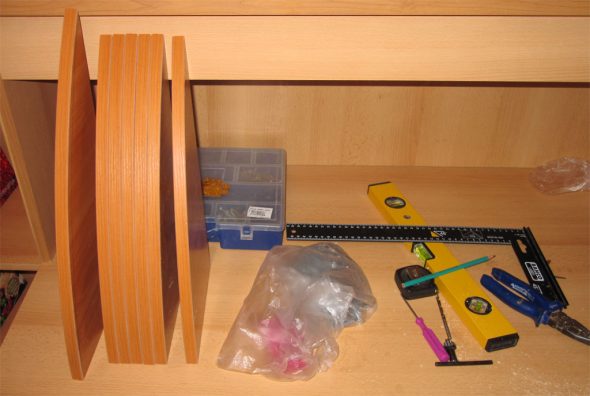 инструменты для крепление полок в шкафе