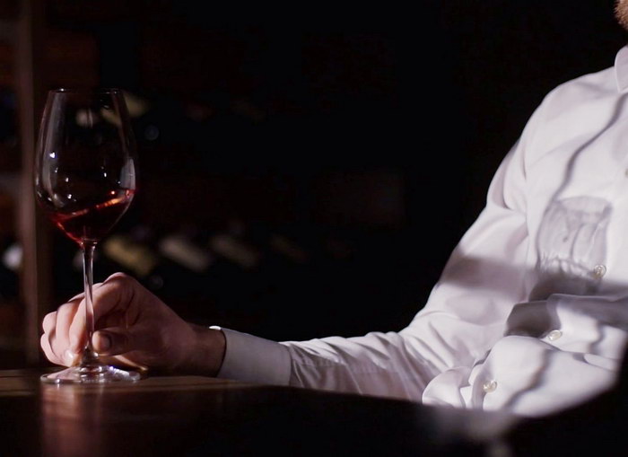 как держать бокал с вином мужчине