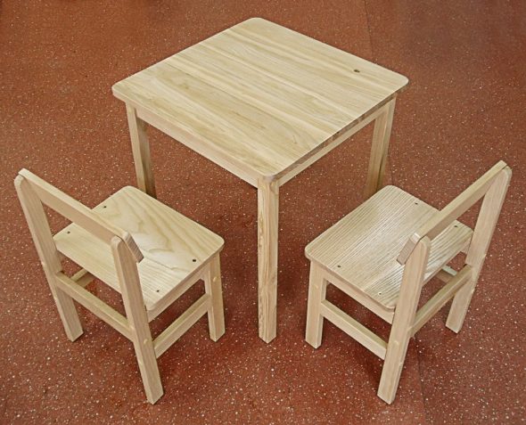 комплект стол 2 стула для детской из дерева