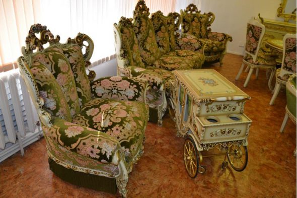 Королевская роскошь в мебели для гостиной