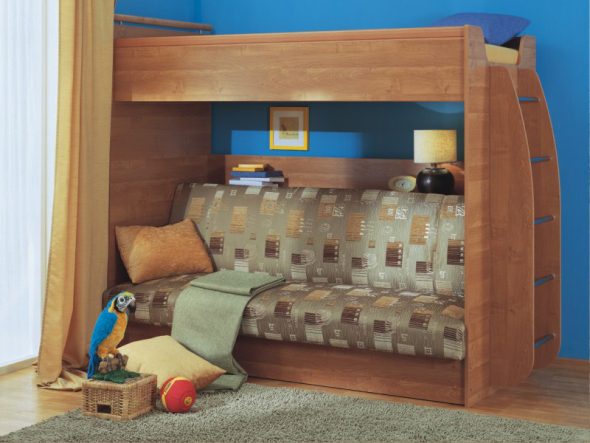 Удобная деревянная кровать-чердак с диваном