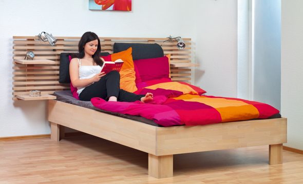 Красивая и удобная деревянная кровать