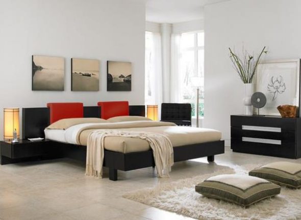 Красивые напольные подушки в спальне
