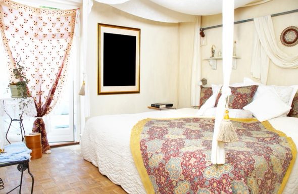 Креативная спальня с белой мебелью и необычным декором
