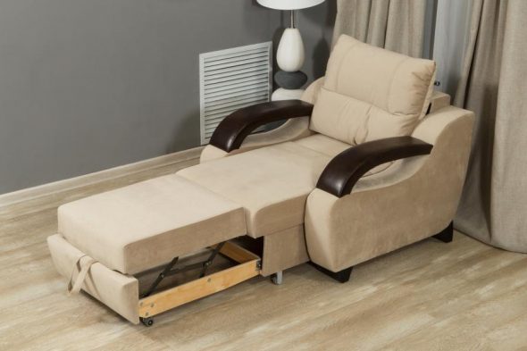 кресло-кровать кремового цвета